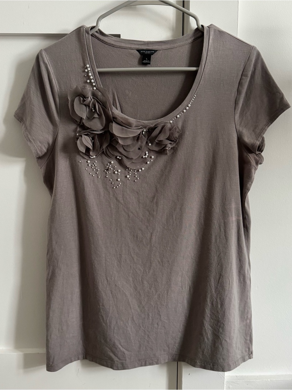 Ann Taylor Taupe Floral Appliqué Short Sleeve Tee